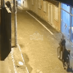 [VÍDEO] Trio furtou duas motos de dentro da garagem de prédio na madrugada deste domingo(24) em Balneário Piçarras; câmera de monitoramento flagrou ação