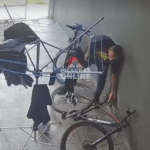 [VÍDEO] Homem é flagrado furtando duas bicicletas do interior do cercado de residência em Balneário Piçarras