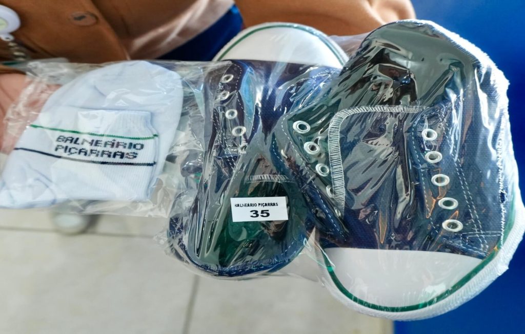 Educação inicia entrega dos uniformes de inverno