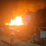 [VÍDEO] Balneário Piçarras: incêndio de grandes proporções deixa diversas famílias desabrigadas na noite desta sexta-feira (6)