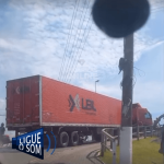 [VÍDEO] Caminhão bate na mureta na ponte sobre o Rio Piçarras e trava o trânsito entre Penha e Balneário Piçarras