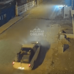 [VÍDEO] Ladrões a bordo de caminhonete fazem a limpa em cinco apartamentos na calada da noite