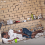 Novamente ponto de ônibus estudantil em Balneário Piçarras é alvo de reclamações por acampamento de andarilhos