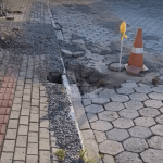 [VÍDEO] Obra em rua de Balneário Piçarras é criticada após calçamento voltar a ceder