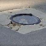 [VÍDEO] Comerciante chama a atenção de Prefeitura e Casan para tampa solta em rua de Balneário Piçarras
