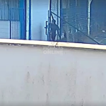 Vizinhos denunciam servidores que atiram entulho em terreno público aos fundos de escola municipal