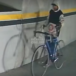 [VÍDEO] Ousadia e bandidagem: ladrão invade condomínio, furta bicicleta e sistema de iluminação de emergência do prédio