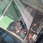[VÍDEO] “Cheio de nóia”: grupo de andarilhos se apodera da frente de barbearia