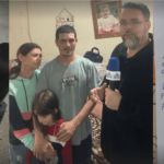 [VÍDEO] Com esposa deficiente visual e em tratamento contra câncer, morador de Balneário Piçarras pede ajuda para trocar de moto e poder trabalhar com ifood