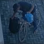 Criança deixa mochila na calçada por um instante parar abrir portão e é vítima de furto