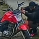 [VÍDEO] Dupla furta moto em plena luz do dia, sob câmeras de segurança