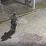 [VÍDEO] Dupla “se atraca” em poste e furta fiação durante a madrugada
