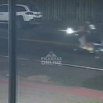 [VÍDEO] Piloto de scooter foge sem arcar com prejuízos após bater em carro parado