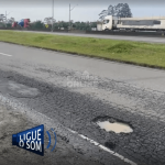 [VÍDEO] Buraqueira na marginal de BR-101 forma fila de veículos quebrados