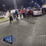 [VÍDEO] Jovem é espancado por cerca de 20 pessoas após desentendimento em jogo de futebol