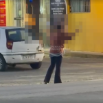[VÍDEO] Mulher que deu “chineladas em leão” entre Penha e Balneário Piçarras é vista tendo outro surto