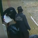 [VÍDEO] Perderam completamente o medo: dupla é flagrada furtando porta de lixeira em plena luz do dia