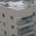 [VÍDEO] Telhas soltas no alto de prédio amedrontam vizinhos em Balneário Piçarras
