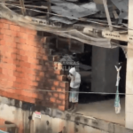[VÍDEO] Andarilhos e usuários de drogas voltam a invadir prédio abandonado após Prefeitura de Balneário Piçarras isolar o local