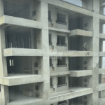 [VÍDEO] Balneário Piçarras: trabalhador se coloca em risco no alto de prédio em construção