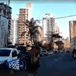 [VÍDEO] Motoboy “dá grau” no meio de avenida e é gravado por câmera veicular