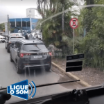 [VÍDEO] Trânsito congestiona na frente de escola em Balneário Piçarras e motoristas cobram solução